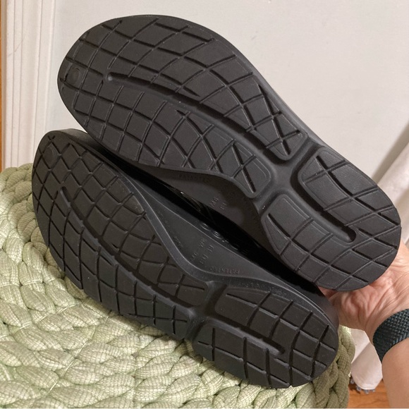 OOFOS Oocandoo Black Outdoors Sandals - Picture 13 of 14